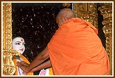 Swamishri performs the murti pratishtha ceremony in the Haveli