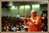 Swamishri performing the Annakut arti