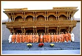 Swamishri and Saints in front of the Haveli