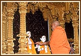 Swamishri performs the murti pratishtha ceremony