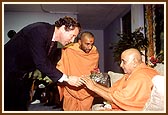 Congressman Mr. Sherrod Brown presents a bouquet and honors Swamishri