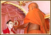 Swamishri re-consecrates the murtis of Shri Akshar Purushottam Maharaj