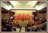 Swamishri and devotees perform arti