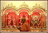 Performs arti of Thakorji