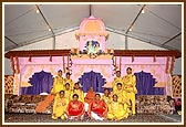 Kishore performers with Swamishri