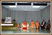 Swamishri blesses a Medico-Spiritual Conference