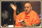 Swamishri expounds upon Vachanamrut Gadhada 1-54 after his puja