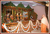 Darshan of Thakorji at the Shree Swaminarayan Mandir, New Delhi