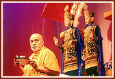 Arti of Thakorji during the evening assembly in the mandir hall