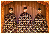 'Podhe Prabhu Sakal Muni ...' Shri Dham, Dhami and Mukta attired in night clothes
