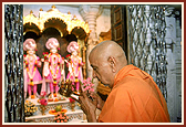 Swamishri performs arti of Thakorji