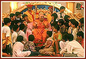 Swamishri blesses the young performers