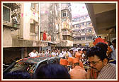 Swamishri arrives for the consecration ceremony