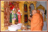 Swamishri humbly engaged in the darshan of murtis