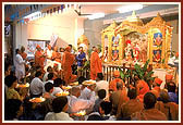 Swamishri and devotees perform arti of Thakorji