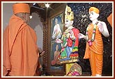 Swamishri performs murti-pratishtha at Shree Swaminaryan Mandir Padra