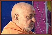 Swamishri during his morning puja 