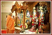 Swamishri performs arti of Thakorji