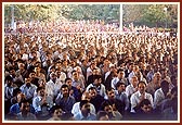 Devotees engaged in darshan of Swamishri's morning puja