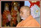 Swamishri engrossed in Thakorji's darshan during his puja