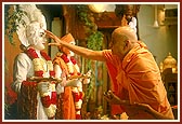 Performs pujan of Thakorji