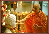 Swamishri performs pujan of Bhagatji Maharaj's murti