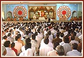 Devotees engaged in darshan of Swamishri's morning puja