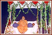 Swamishri addresses an assembly of devotees