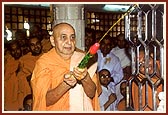Swamishri showers colored water on Thakorji