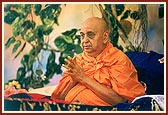 Humble respects to Thakorji during morning puja