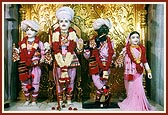 (From left) Shri Mukundanand Brahmachari, Shri Harikrishna Maharaj and Shri Radha Krishna Dev