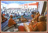 Swamishri performs arti during maha-puja at our BAPS cultural centre