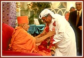 Swamishri blesses the renowned poet Hasan Kamal