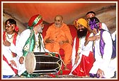 Jasbir Singh and youths with Swamishri