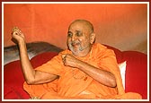Swamishri in a happy mood during his blessings