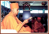 Swamishri performs arti in maha-puja