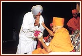 Indian Ambassador, Shri K.S.Singh, honors Swamishri with a bouquet