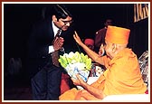 Indian Counsul General, Shri Mukharjee, offers a bouquet to Swamishri