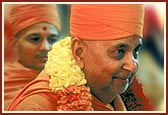 Swamishri was welcomed by dignitaries and devotees in Dubai