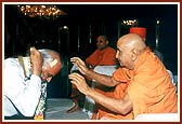 Swamishri garlands and blesses Shri Lakha Lulla