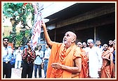 Swamishri releases a bunch of balloons in celebration of Shri Hari Jayanti