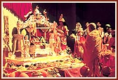At 10.10 pm Swamishri performs the Shri Hari Jayanti celebration arti
