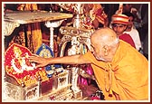 Swamishri performs pujan of Thakorji and offers his reverence