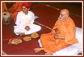 Swamishri devotionally swings the hindolo