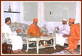 Swamishri with the Chief Diwan of Oman Royalty - Saiyad Saif Bin Hammed Bin Saud Al Busaidi
