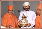 Swamishri presents an Amrut Kalash to the Chief Diwan