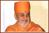 Swamishri smiles illustriously