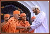 Swamishri blesses the Chief Diwan of Oman Royality