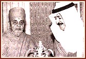Daily News photo of Swamishri presenting Amrut Kalash to the Prime Minister of Bahrain