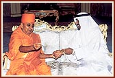 The Sheikh in a light mood with Swamishri